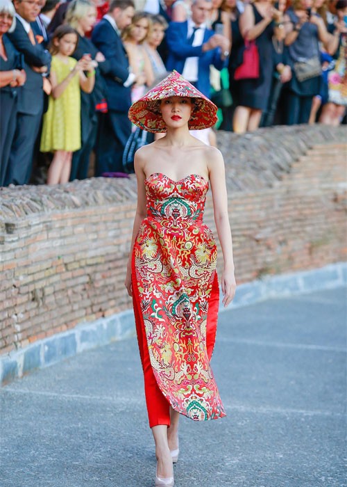 Hoa hau Thuy Dung noi bat voi ao dai hoa tiet rong